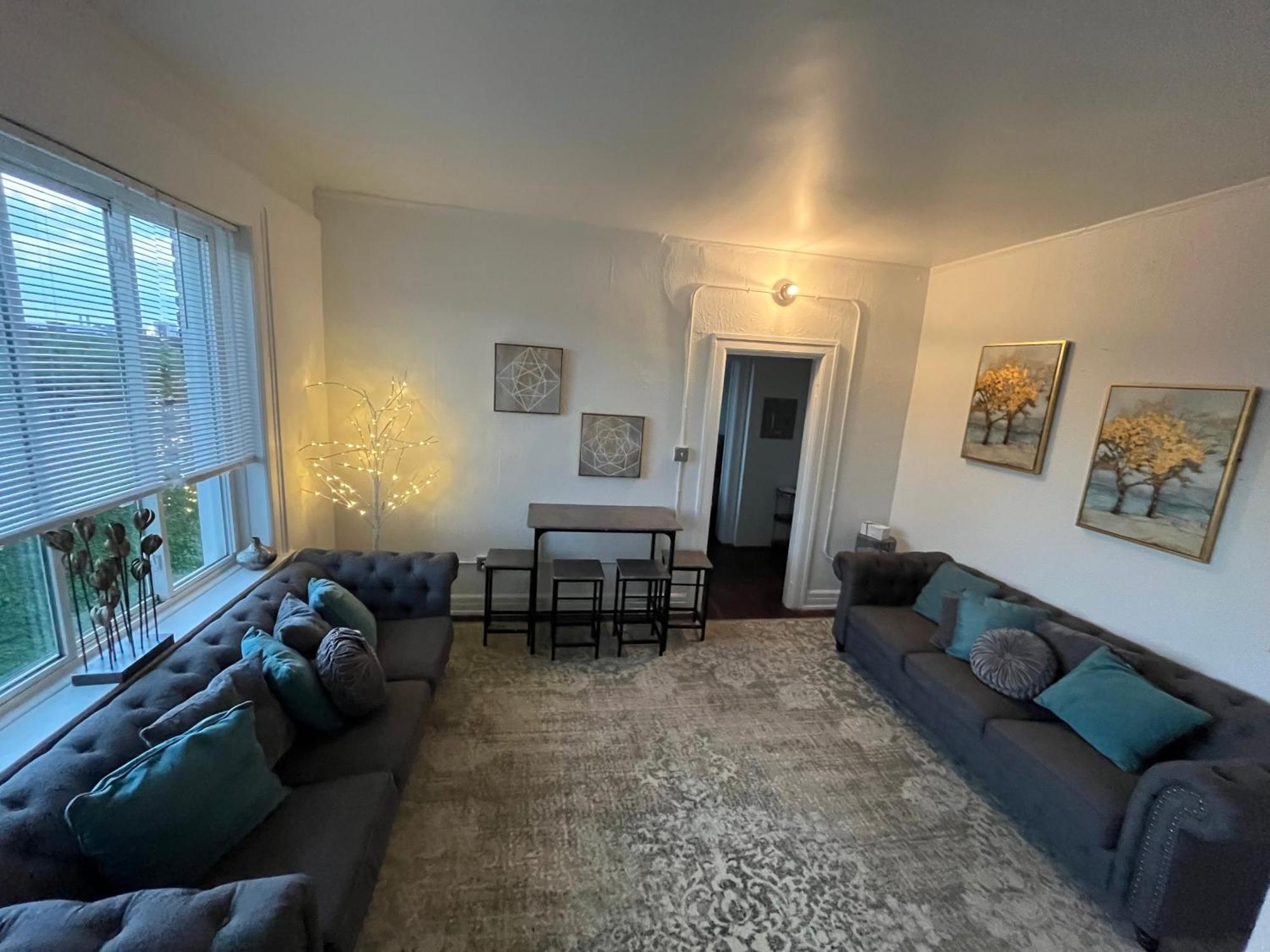 2 Bedroom Stylist Apartment Detroit Exterior photo